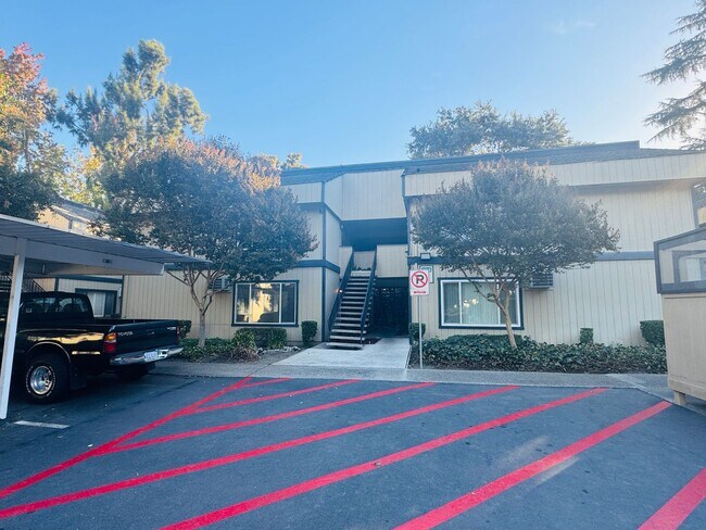 Building Photo - One Bedroom Condo In Fairway West Condomin...
