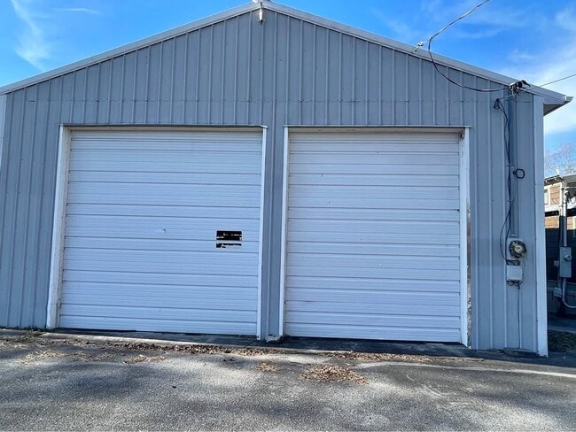 Building Photo - 226 Lake View Dr