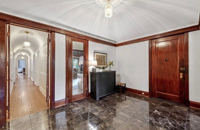 Building Photo - 5054 S Woodlawn Ave