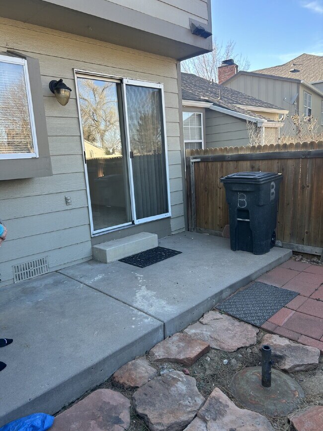 Building Photo - "Charming 2-Bed Condo Retreat with 2.5 Baths in Littleton - 1000 Sq Ft of Comfort!"  Available Now!