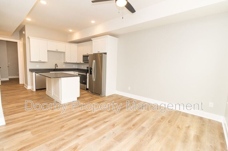 Building Photo - 905 W 39th St