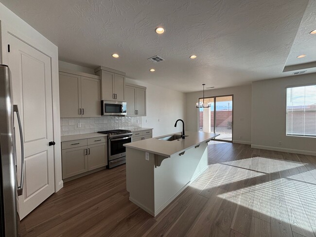 Building Photo - BRAND NEW HOME BY SAND HOLLOW FOR RENT!