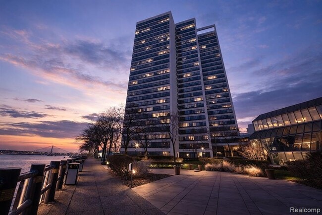 Building Photo - 300 Riverfront Dr