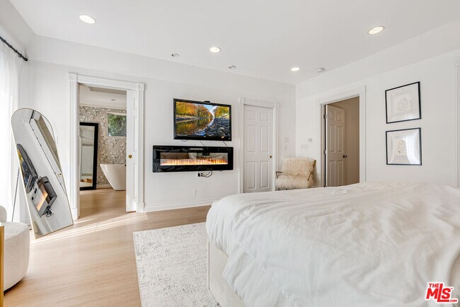 Building Photo - 367 S Oak Ave