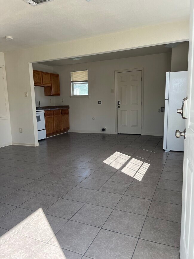 Building Photo - 2412 Rose Dr