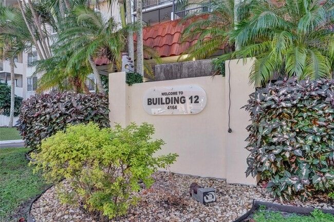 Building Photo - 4164 Inverrary Dr