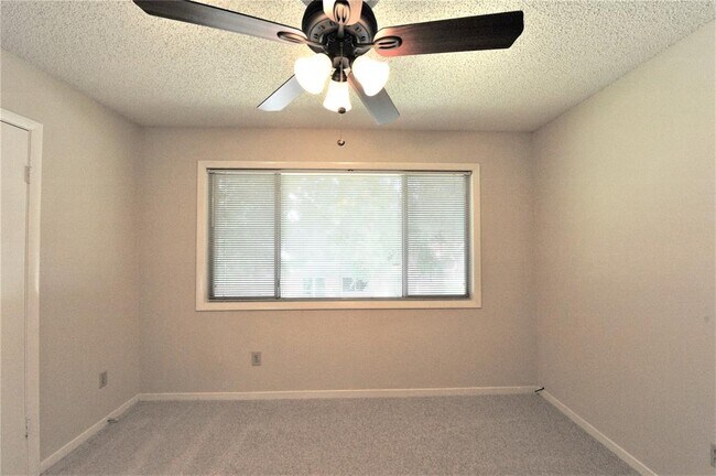 Building Photo - 2115 Braesmeadow Ln
