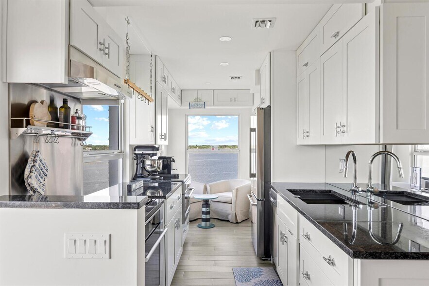 Building Photo - 3230 S Ocean Blvd