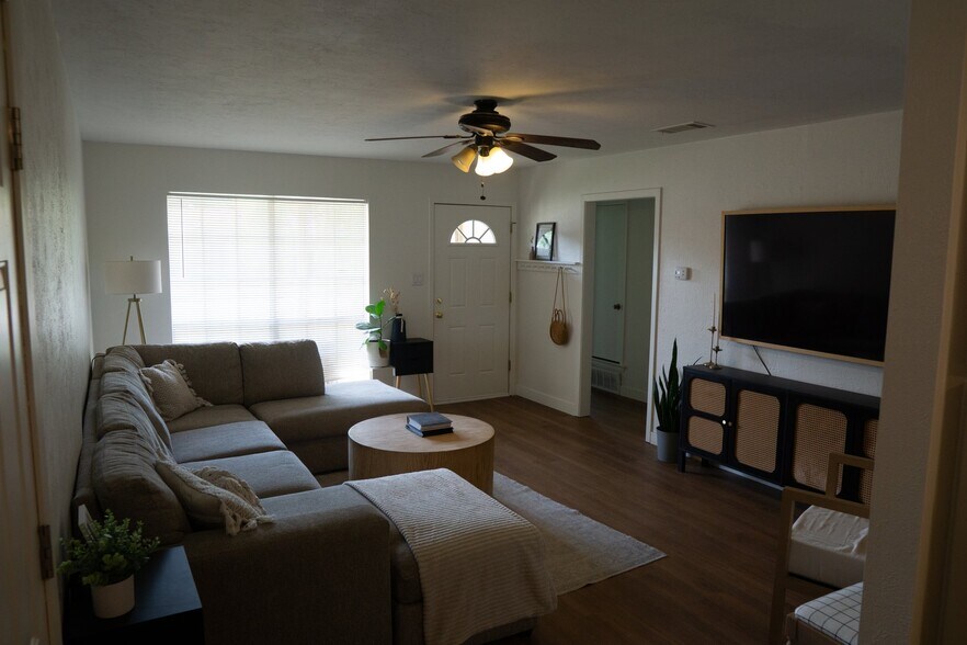 Building Photo - 737 Hallvale Dr