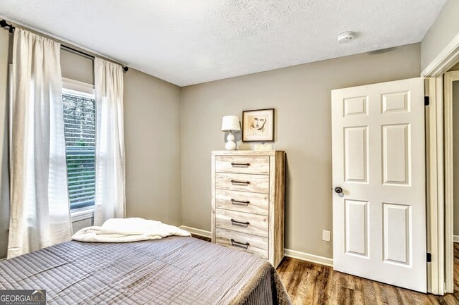 Building Photo - 3017 Valley View Dr