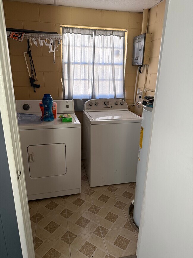 Building Photo - 104 E Pearl St