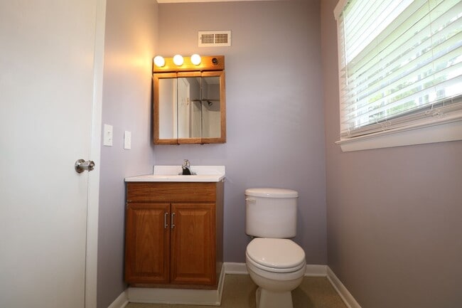 Building Photo - 120 Sunnybrook Ct