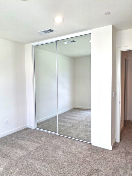 Building Photo - 2586 Delphinium Ln
