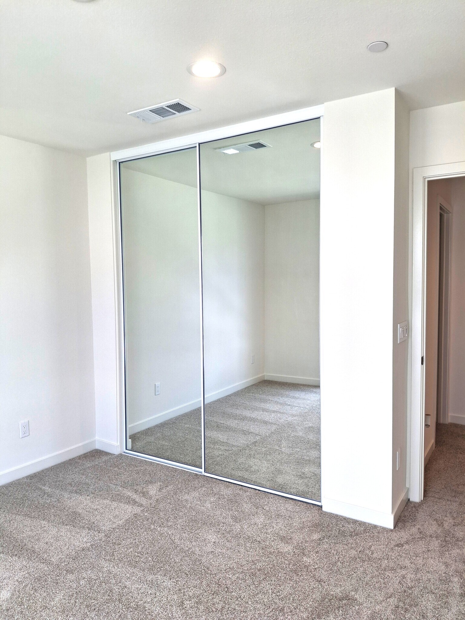 Building Photo - 2586 Delphinium Ln