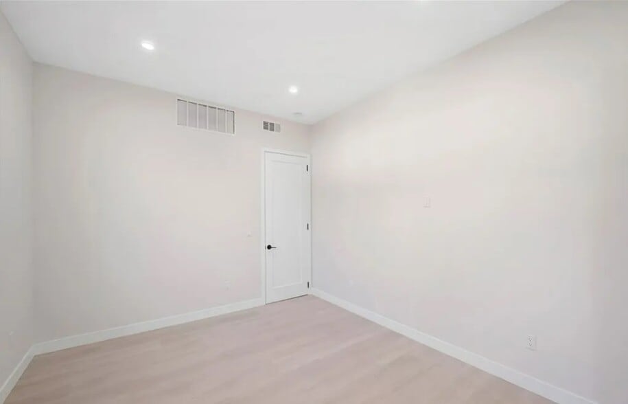 Building Photo - 245 W Linden Ave