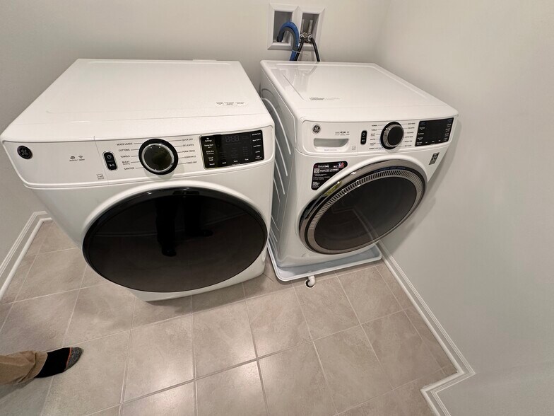 Building Photo - 14353 S Charlton Pl