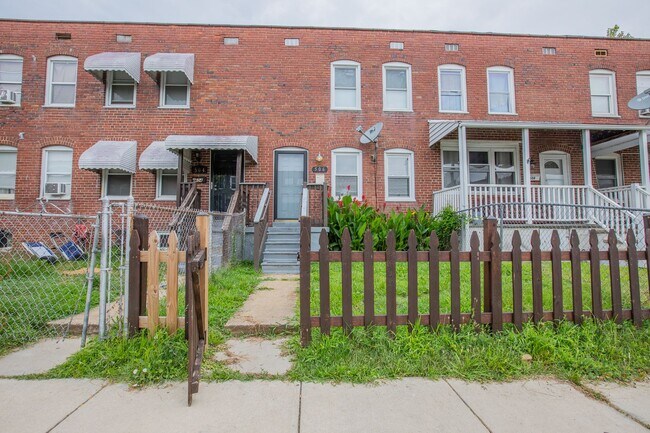 Building Photo - Charming 2 BR/1 Townhome in Brooklyn Park!