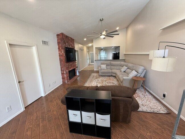 Building Photo - 1231 E Bluebell Ln