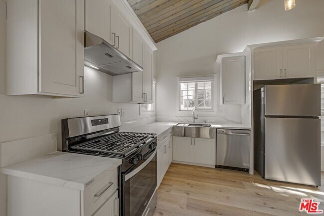 Building Photo - 853 S Bedford St