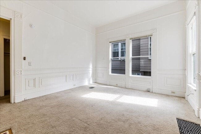 Building Photo - Quaint 2 Bedroom 1 Bath Apartment in Vintage Victorian Style Home!