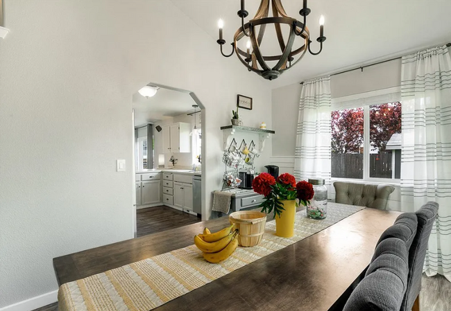 Building Photo - Beautiful Designer 3 bedroom home in Quiet...
