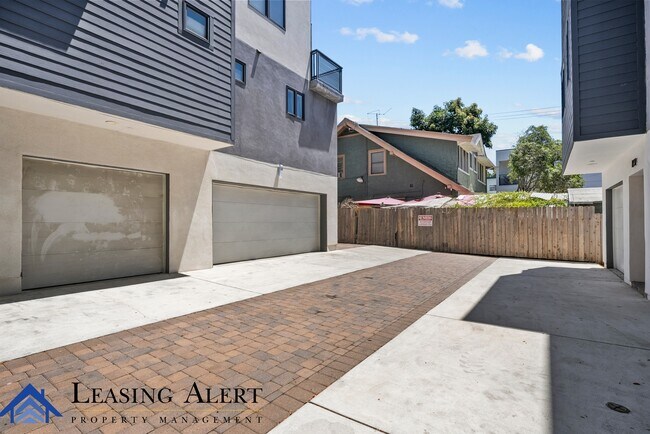 Building Photo - 1957 1/2 Vista Del Mar Ave