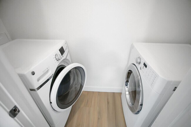 Building Photo - 3 Bedroom, 2 Full Bath Condo In Great Location