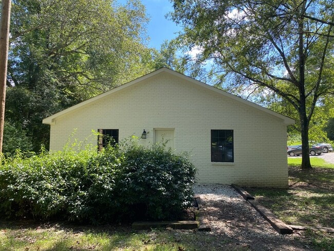 Primary Photo - Split Floorplan Nestled off S. Lamar on Pe...