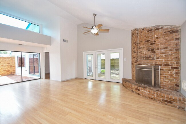 Building Photo - 15803 Lakedale Dr