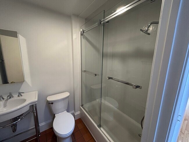 Building Photo - 31 Branch St