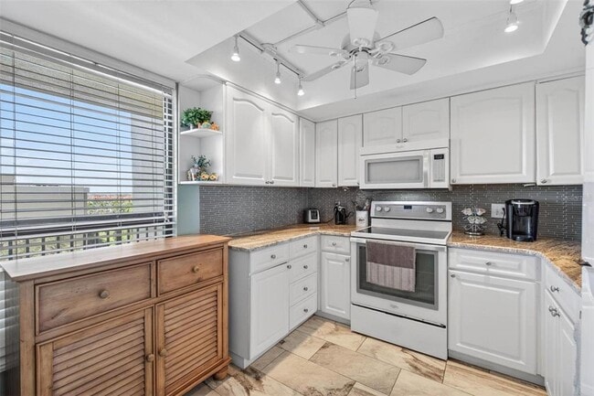 Building Photo - 2616 Cove Cay Dr