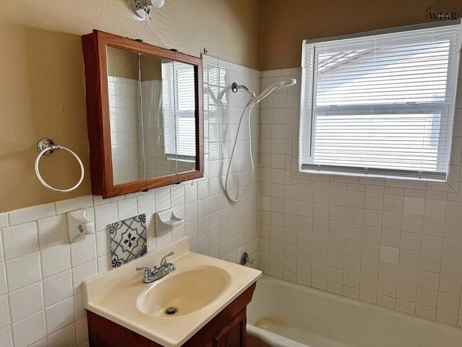 Building Photo - 104 Ave G