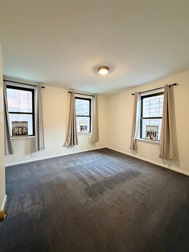 Building Photo - 642 N Dearborn St