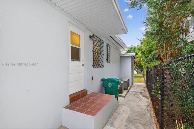 Building Photo - 1572 NW 2nd St