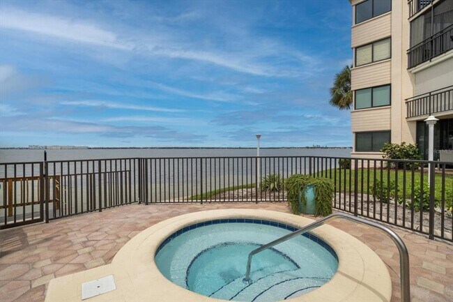 Building Photo - 5532 Del Sol Blvd