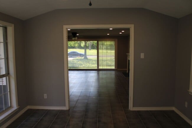 Building Photo - 3 Bedrom 2 bath with a 1 car garage