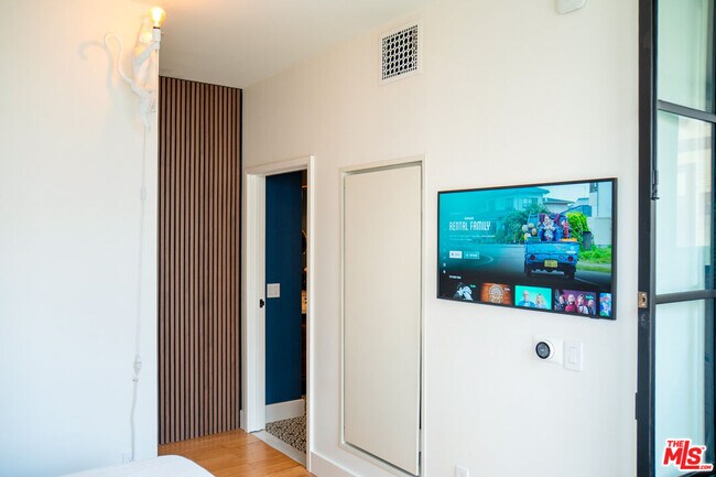 Building Photo - 460 S Spring St