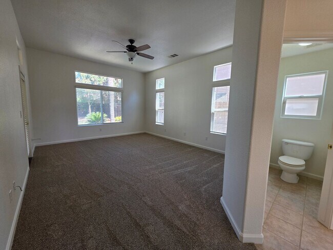 Building Photo - 3 bedroom 2 bathroom in a desirable SE Vis...