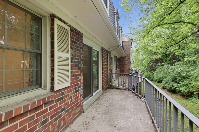 Building Photo - 5918 Westchester Park Dr
