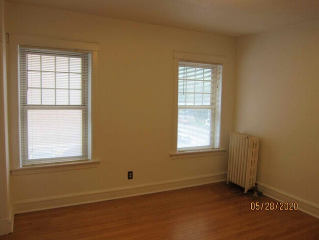 Building Photo - Available October 2025- Gorgeous, Sunny 1 ...