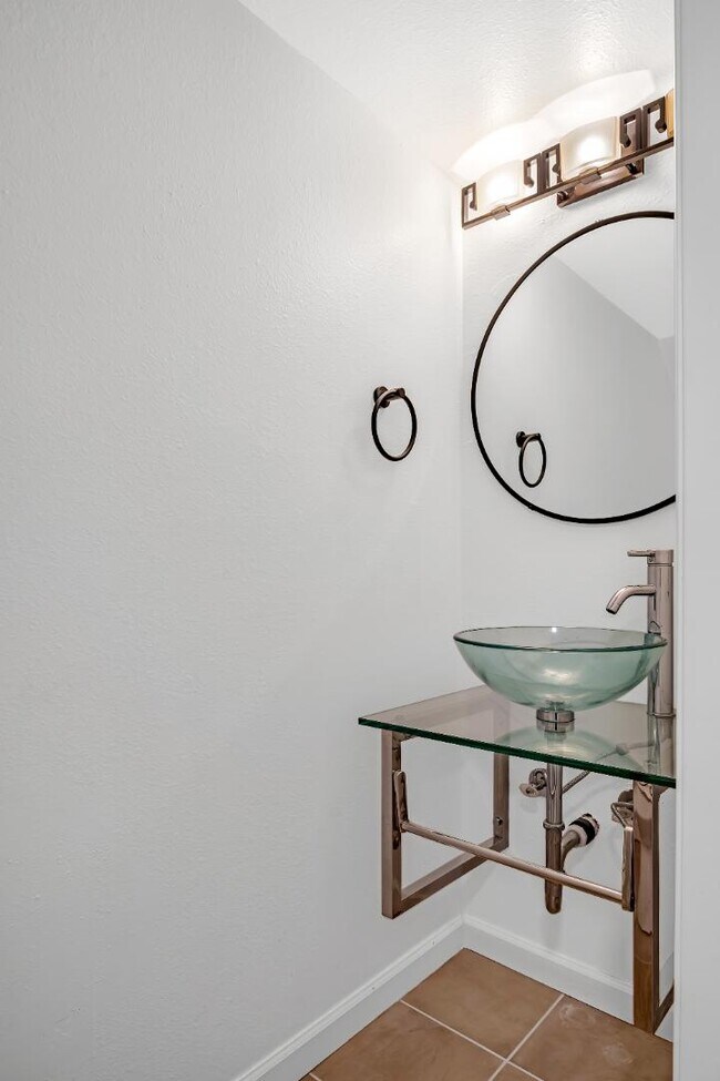 Building Photo - 165 Oddstad Dr