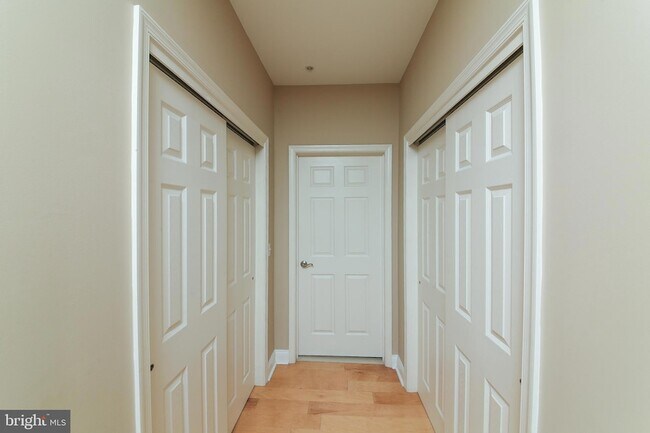 Building Photo - 300 W Elm St