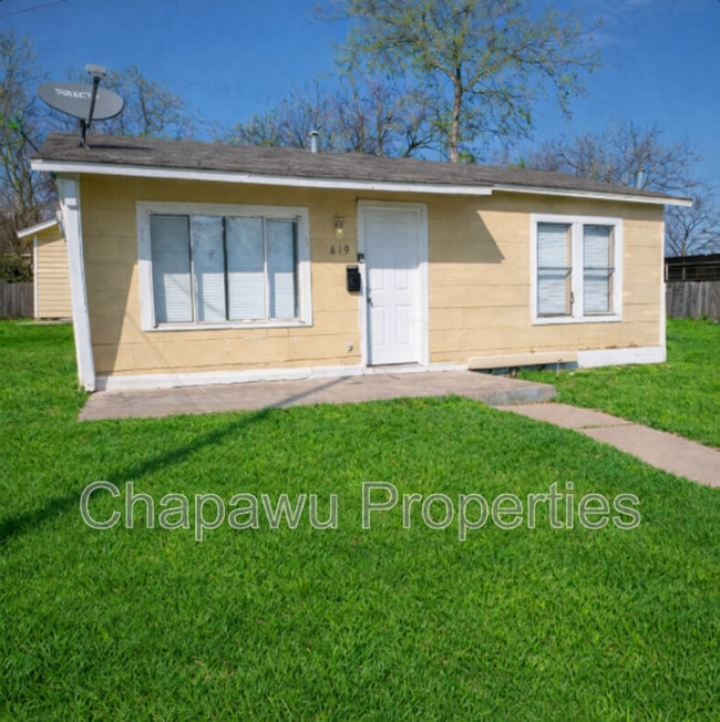 Building Photo - 819 Larry St