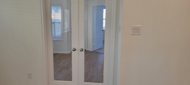 Building Photo - 619 Silver Pear Ct