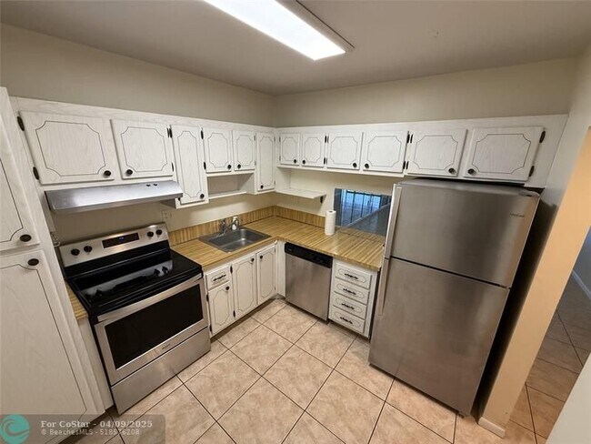 Building Photo - 1080 Del Lago Cir