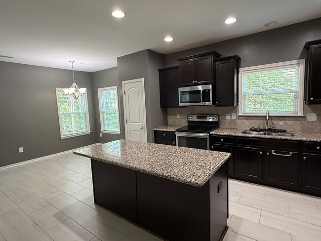 Building Photo - Gorgeous 3 Bed 2.5 Bath Plus Loft Home on ...