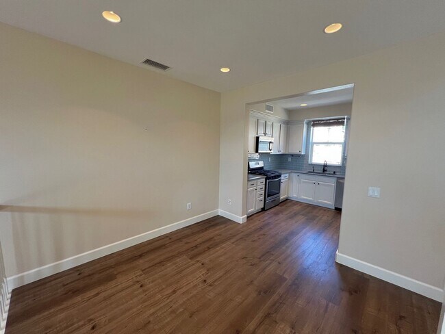 Building Photo - Spacious 1 Bedroom 1 1/2 Bathroom Townhome...