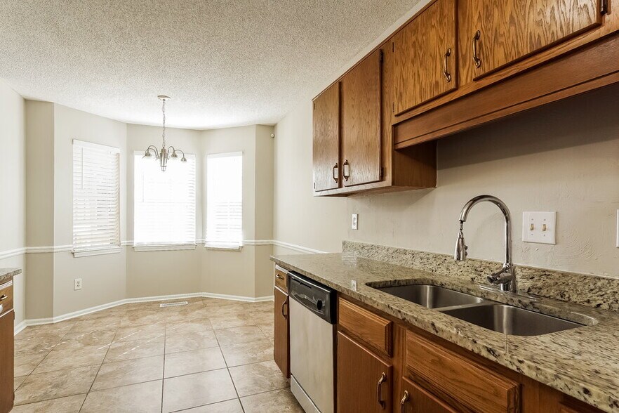 Building Photo - 1805 Forest Dr
