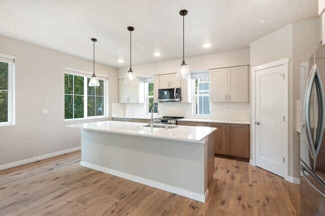 Building Photo - NEW Bothell Townhome | 4 Bedroom | $3,900