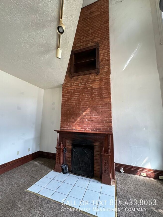 Building Photo - Beautiful Downtown Loft available!